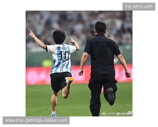 球迷冲进场内拥抱球星！安保直接按倒